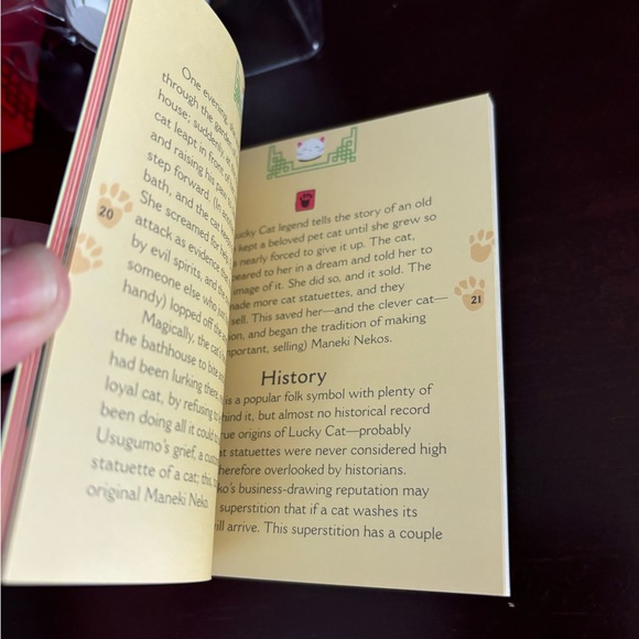 Lucky Cat figurine, book, and display - Picture 4 of 9